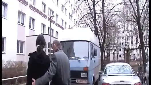 Taksi Şoförü Yolcularını Sikiyor - Azgın Alman Taksici Seksi Misafirleri Arka Koltukta Ham Sikiyor