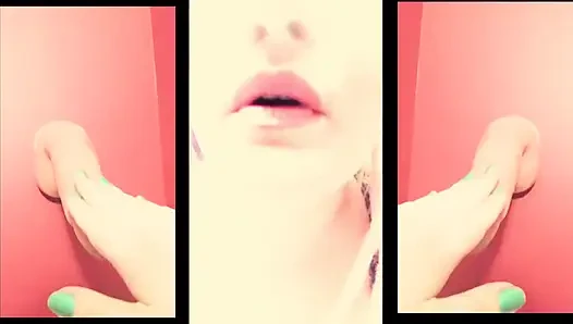 Kız arkadaşın seni pornoya bakarken yakaladı, bu yüzden sana tükürüyor ve sikini tokatlıyor konuşmadan