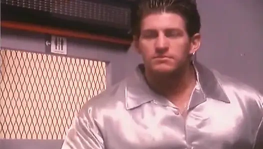 Ateşli orta yaşlı seksi kadın soyunma odasında sikiliyor