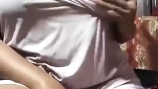 büyük memeler ile oynamak