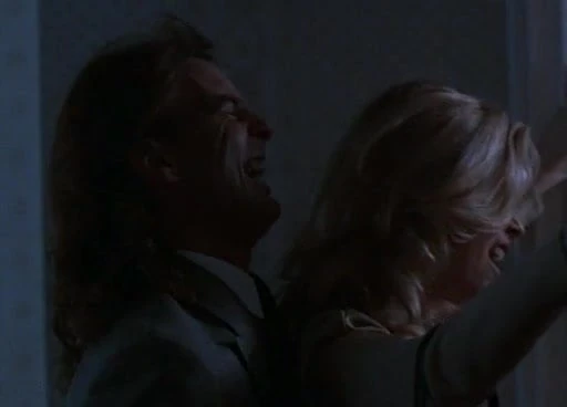 Kate vernon kapıda fullclothed seks yapıyor