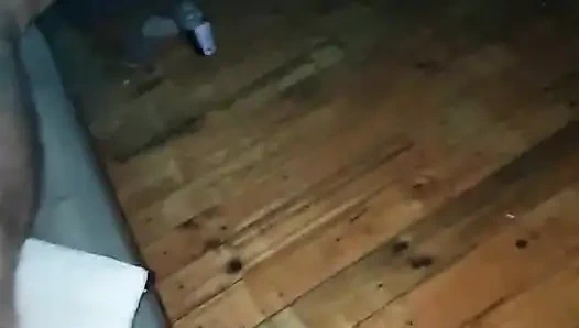 Bir ayak tutkunları cenneti, kocasının büyük yarağı için fışkırtmayı kayganlaştırıcı olarak kullanıyor