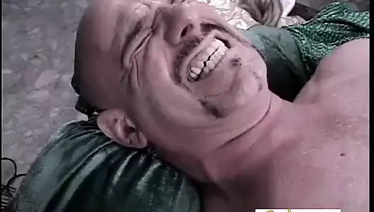 Zavallı adam edepsiz sahibeden takma alıyor