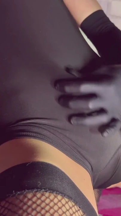 Sıkı Tulum Elbise İçindeki Sporcu Femboy Kocaman Sikini Okşuyor, Sıkı Poposuna Şaplak Atıyor, Mastürbasyon Yapıyor ve Boşalıyor | Klip 2