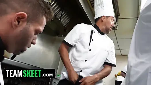 Minyon tavşan Fae vahşi bir restoranda tüm mutfak ekibini sikiyor