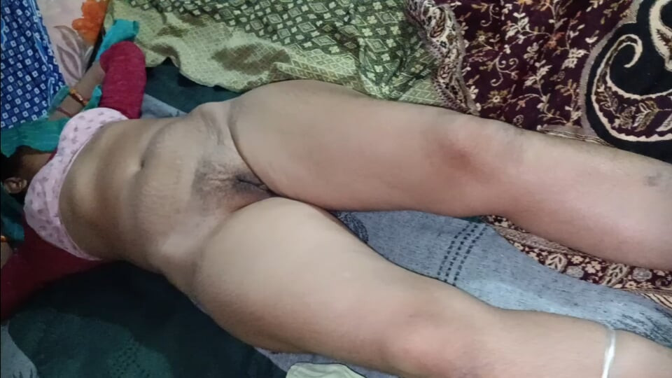 Kardeşimin karısı beni kıçıma sokmak için evime geldi, beni kısrak gibi becermem gerekiyor, kardeşin evden çıktı.