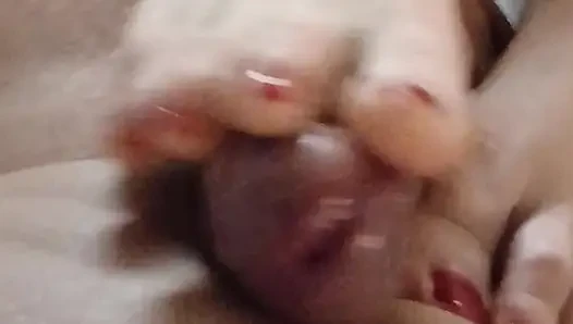 Kelly, Dominik'in yarağını fışkırtarak orgazma ulaştıran teknik bir ayakla muamele çekiyor.