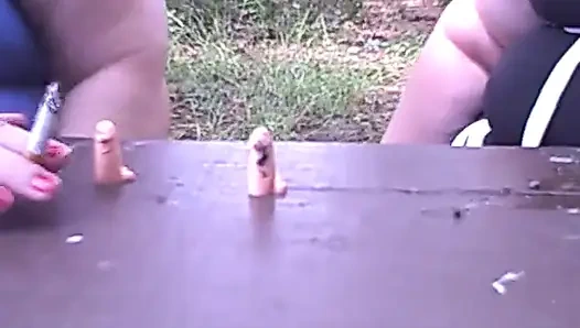 Biz 2 büyük kız sana yarağının üzerinde nasıl sigara içebileceğimizi gösteriyoruz