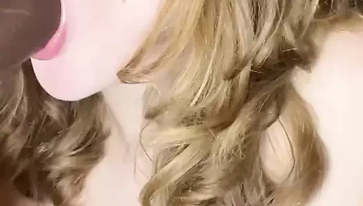 Tutkulu genç kız büyük zenci yarağını emiyor