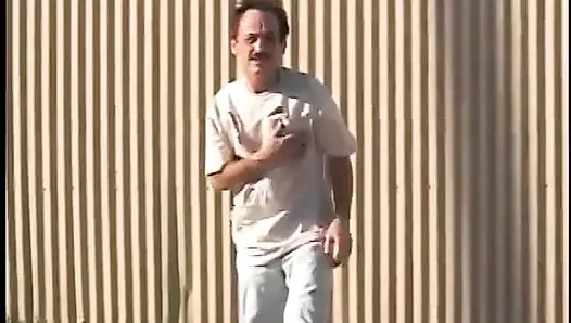Seksi esmer kanepede bacaklarını açıyor ve kalın yarakla sikiliyor