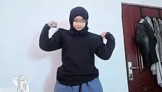 Asyalı köylü kız tesettür giyiyor ama her dokunuşunun tadını çıkarıyor - şehvetli masaj - minokiiko