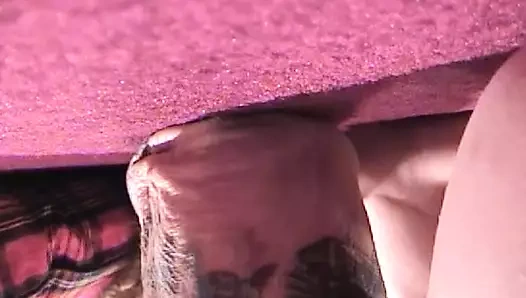 İki sürtük yarağını patlatmak için ellerinden geleni yapıyor