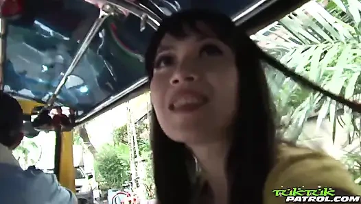 Sıska Taylandlı Asyalı her iki delikten sikiliyor