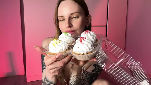 Я топаю пирожки своими ступнями и дрочу их с дилдо