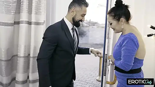 Жаждущая секса милфа хочет жесткого траха в свою мокрую дырочку киски