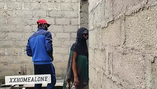 Bir şantiyede büyük memeli Nijeryalı sürtük lanet.