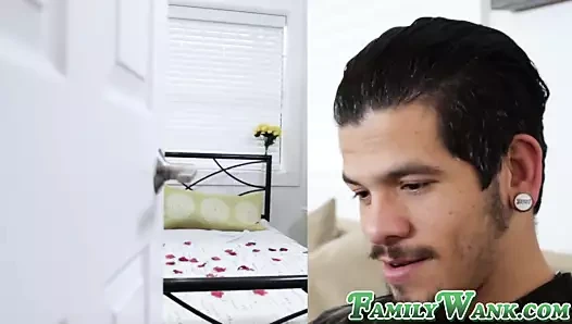 Kötü sürtük sikikleri ona üvey kardeş içinde pis stepcest porno