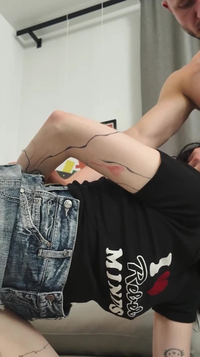 Gerçek fahişe derin büyük yaraklı yüzü sikiliyor