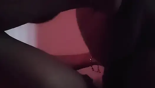 Hintli seksi kız büyük göğüslerini emiyor ve tam sert seks