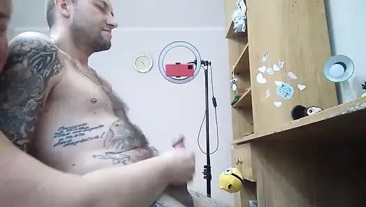 Beni mastürbasyon yaparken yakaladı ve boşalmama yardım etti