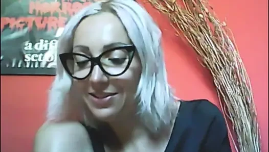 Gerçek bir penis uzmanı. Chantal bilgelikle samimi fotoğraflar ve yorumlar alıyor