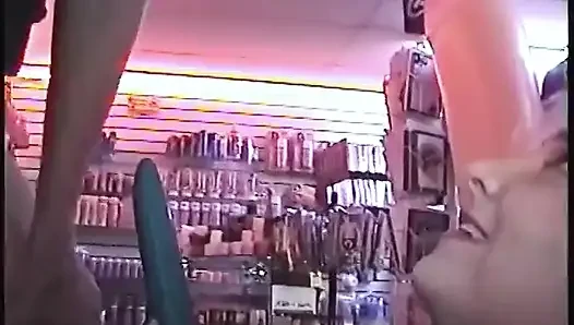 Sarışın orta yaşlı seksi kadınlar amcığını yalıyor ve vahşice yarak emiyor