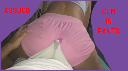 Seks ve büyük götlü götten sikiş onu iç çamaşırının içine boşalttı