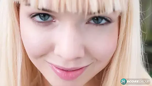 Yoga piliç Sveera dışarıda uzanıyor ve sonra yogasını kaybediyor