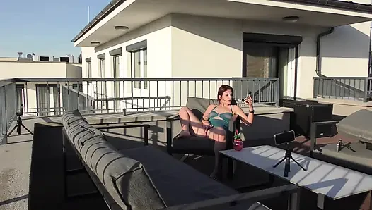Süper seksi ve ateşli gerçek kızıl saçlı açık terasta güneşin altında mastürbasyon yapıyor bacaklarını açıyor ve yağlı bir elle muamele çekiyor