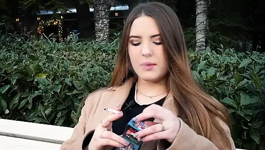 Rus kız öğle tatilini arka arkaya 3 kez sigara içerek geçiriyor