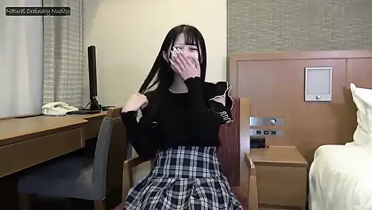 Küskün sevimli bir görünüme rağmen cüretkar bir iştahı olduğunu kabul ediyor mu? Yarışmaya hevesli ve iki samimi bitirişle bitiyor