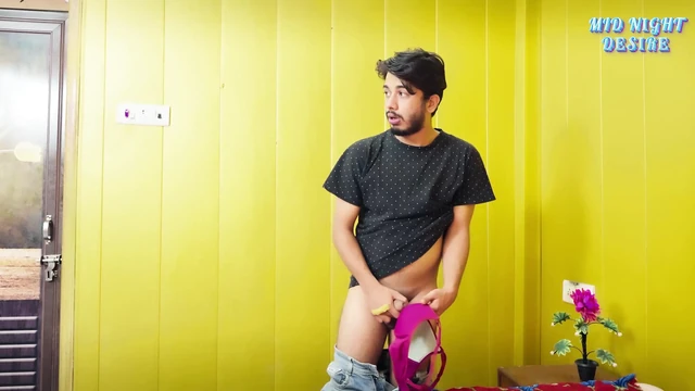 Söylenmemiş arzulu üvey anne üvey oğlunu baştan çıkarıyor ve sert seks yapıyor