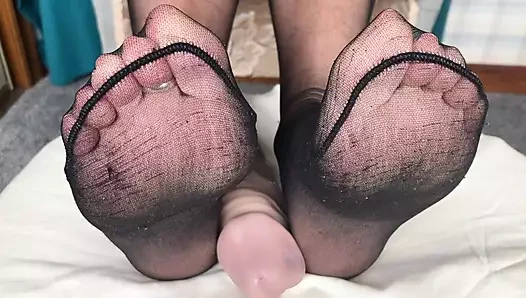 Mrs Mature Feet showing you all her sexy Feet, toes and soles. Video is part of a series showing her feet and toes. Part 3