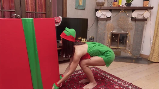 İkisi de güzel bir Noel Baba'nın asistanı şeklinde hediye olarak sert sikiliyor