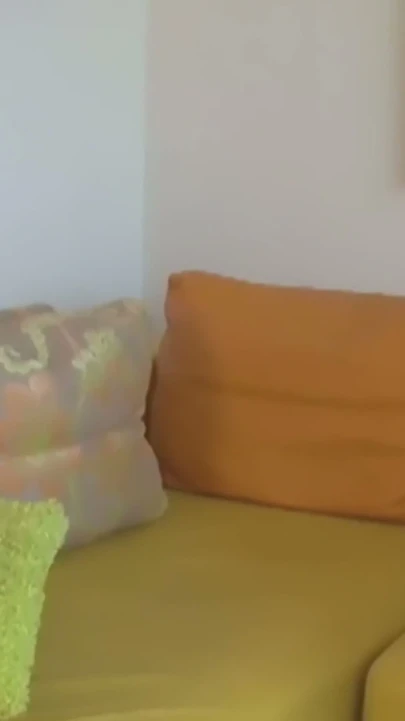 Leopar elbisesi ve ateşli pembe saç - iki büyük memeli orta yaşlı seksi kadın kırmızı kanepede büyük zenci yarağını paylaşıyor