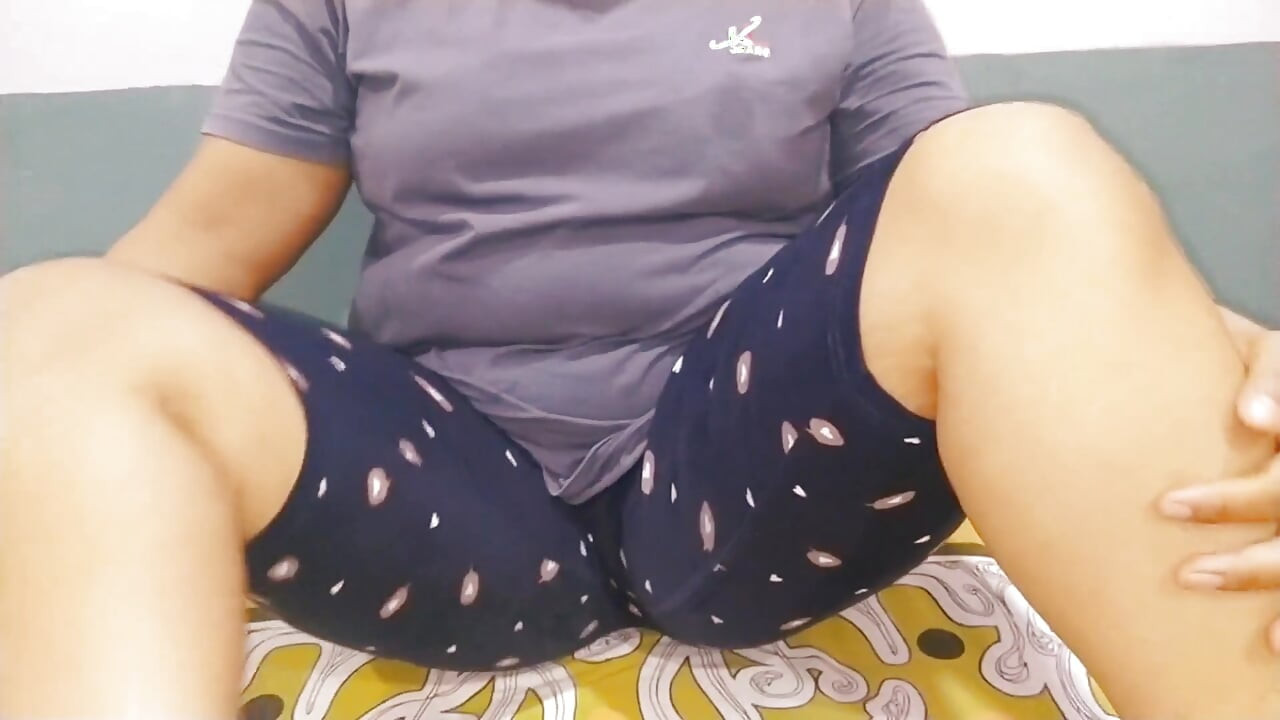 Asyalı evli kadın tek başına boşalmaya çalışıyor