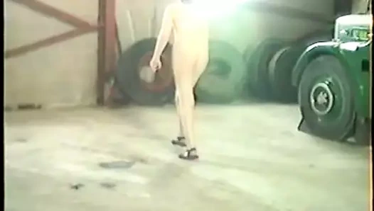 Marion garajda çalışıyor