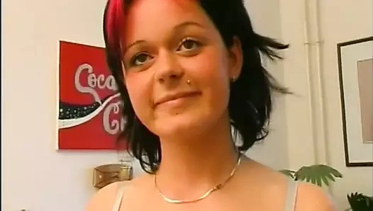 Mükemmel memeli seksi esmer genç, yapay penis ile sensually mastürbasyon yaparken kendini izlenilmesine izin verir