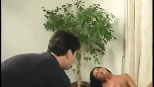 Ateşli hatun adamın kalın yarağını emiyor ve sonra derin bir sikiş için ona biniyor