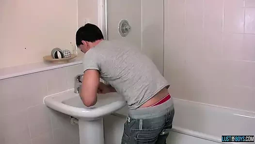 Hunk Danny Davis duşta et ışığıyla mastürbasyon yapıyor