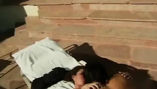Esmer porno tanrıçası havuz başında parçalanıyor