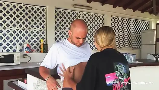 Sarışın orta yaşlı seksi kadın yoğun bir şekilde plajda ve yatak odasında sert biniyor
