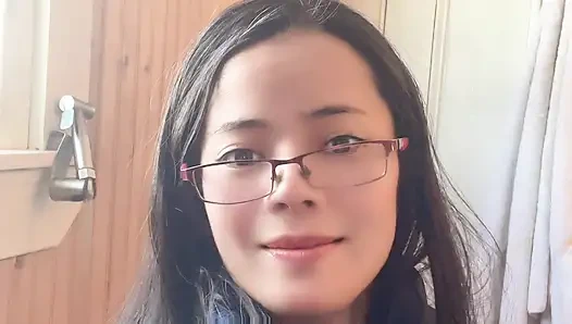 Nake Seksiden Çirkin Dess Giymek Için Hana Değişikliği