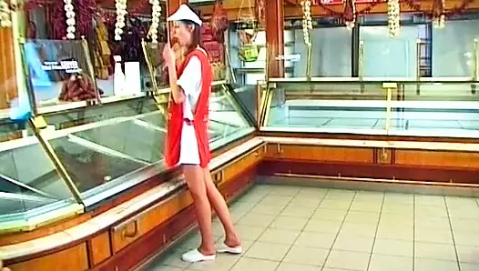 Güzel Alman genç kız sosis dükkanında sikiliyor