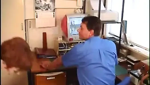 Üniversiteli genç kız adamın masasına ıslak amını yediriyor