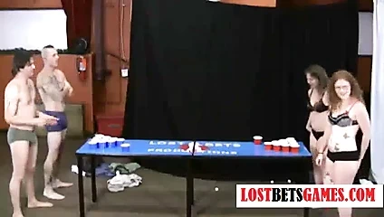 iki çıplak kızla top oynamak