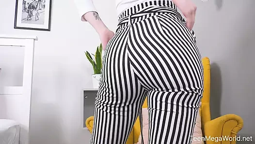 Ateşli kız dildosunu amına saklıyor