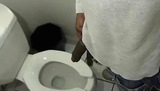 Bayan odasında zenci adam