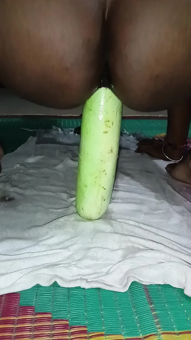 Bhabhi Ne jabardast louki chut me dala