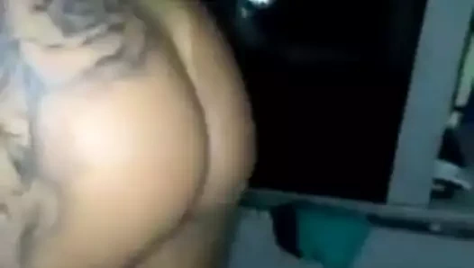 Yarakla twerk yapıyor